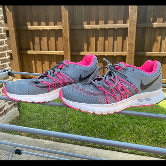 pink and black nike tennis shoes